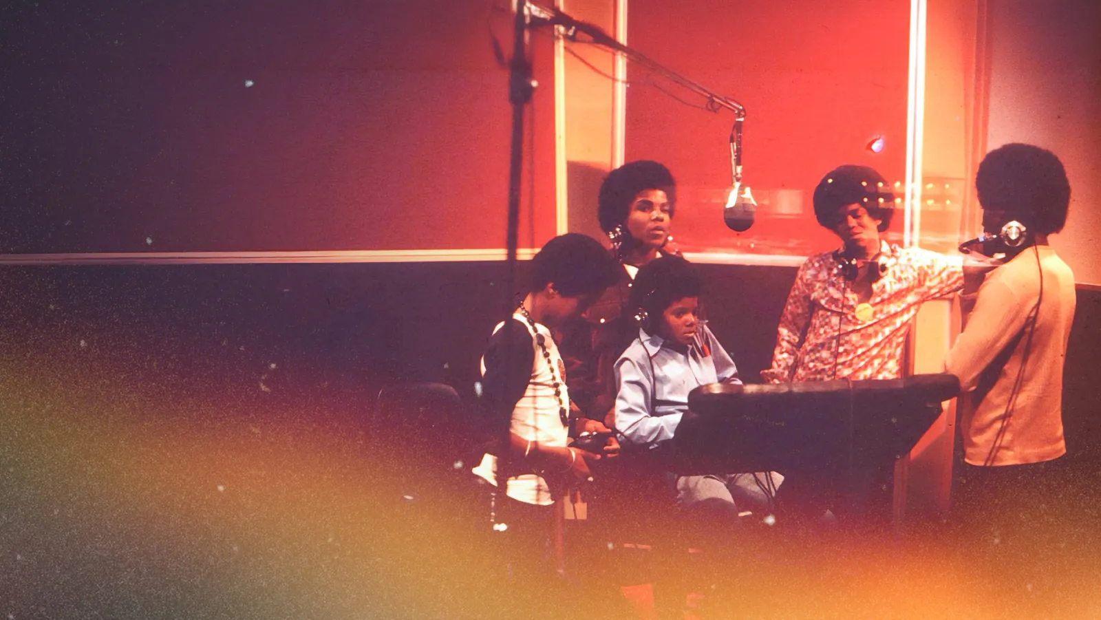 O que sabemos sobre o novo documentário dos Jacksons? | HUbQ FfXkAETwus scaled