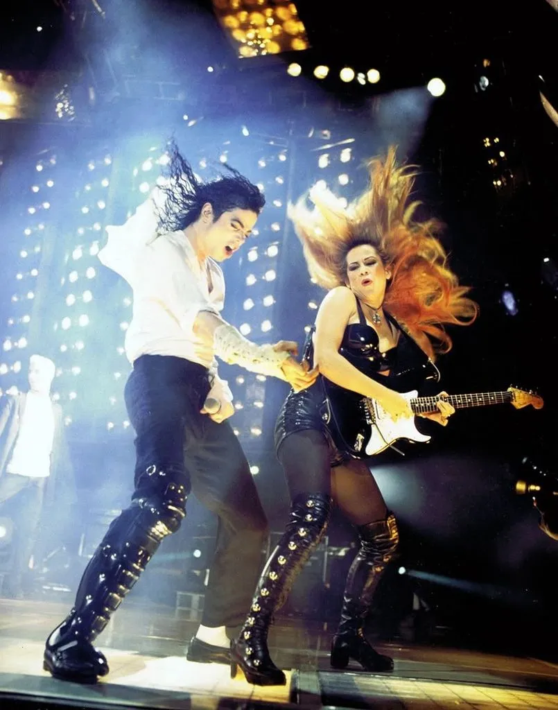 HUwwLHcXgAAYw-M-805x1024 Quem foi Becky Barksdale, a guitarrista que acompanhou Michael Jackson na fase final da Dangerous World Tour
