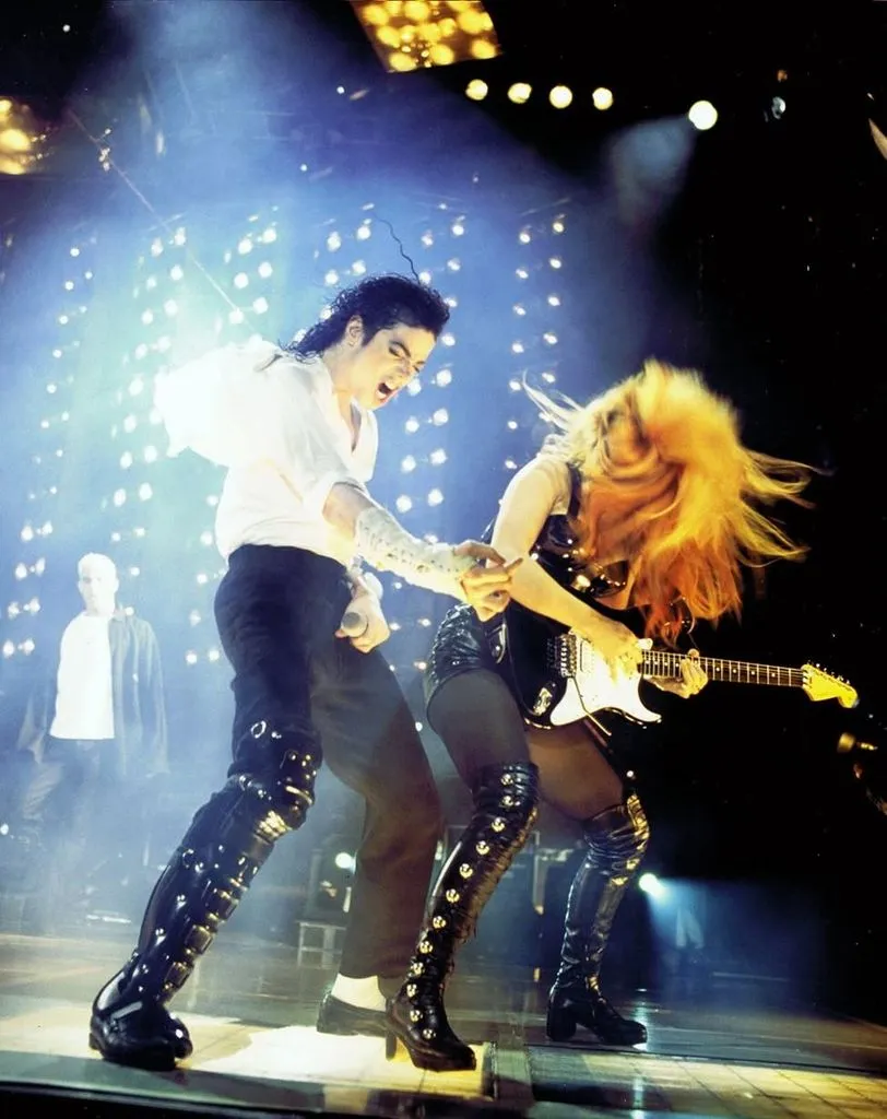 HUxWWDqXsAAsRYT-1-812x1024 Quem foi Becky Barksdale, a guitarrista que acompanhou Michael Jackson na fase final da Dangerous World Tour