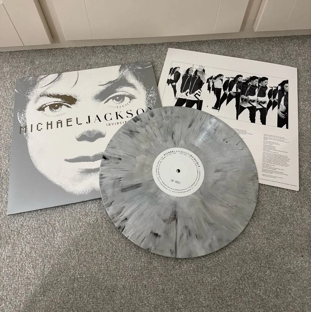 HUxWWDqXsAAsRYT-1021x1024 Vinil cinza de Invincible esgota na Amazon.com UM MÊS antes do lançamento
