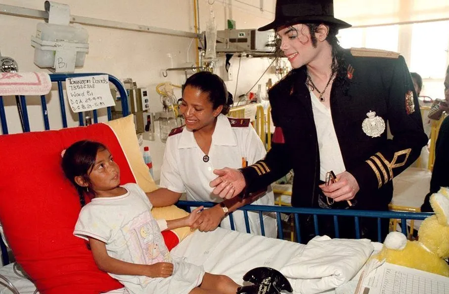 Michael Jackson e a visita que marcou um hospital infantil na África do Sul 4 Michael Jackson e a visita que marcou um hospital infantil na África do Sul | SaveClip.App 481273888 1041380551342775 1641785846341617223 n