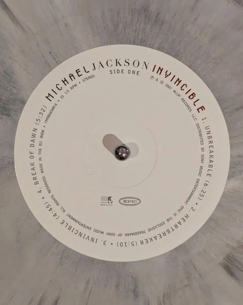 SaveClip.App_852538039_18430477702144003_3923037996497241723_n-819x1024 Michael Jackson: vinil de Invincible esgota novamente em edição comemorativa