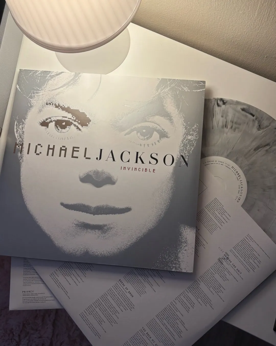 Michael Jackson: vinil de Invincible esgota novamente em edição comemorativa | SaveClip.App 858127474 18430477693144003 2556314399512176789 n