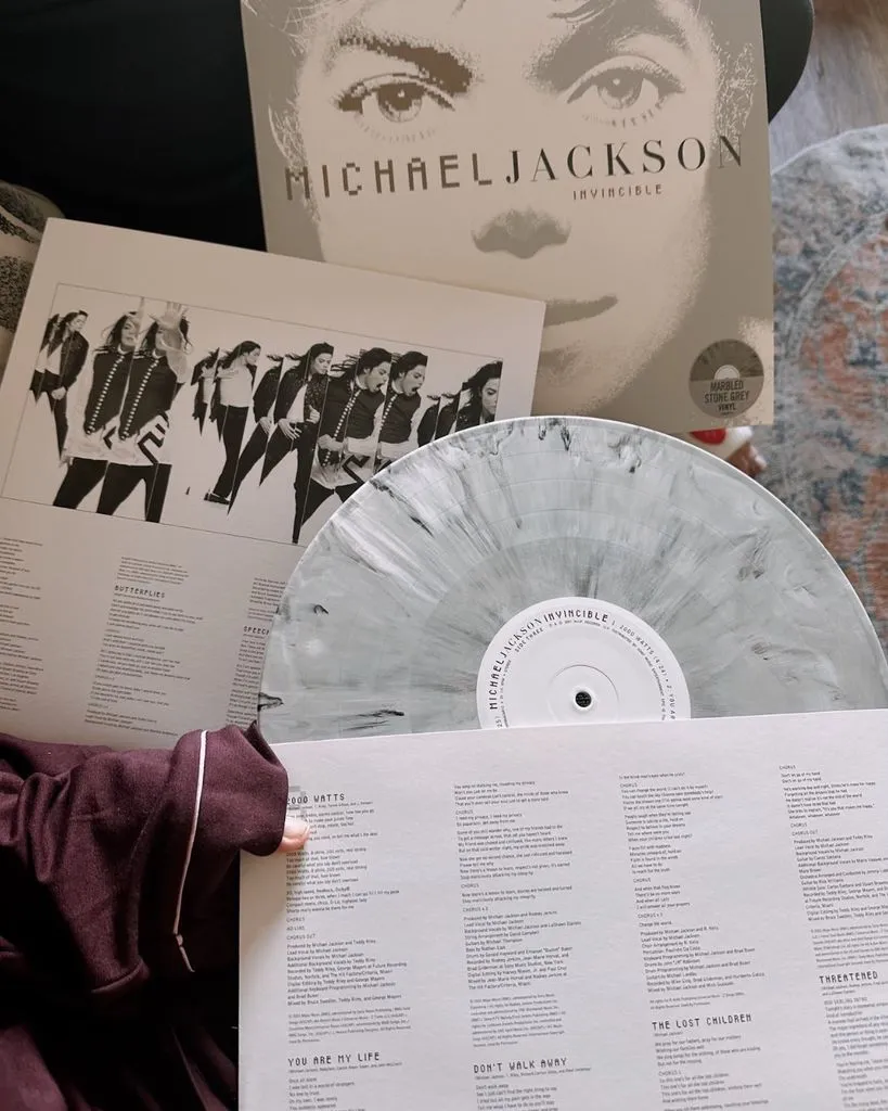 SaveClip.App_858356039_18430477723144003_6063662294774168970_n-819x1024 Michael Jackson: vinil de Invincible esgota novamente em edição comemorativa