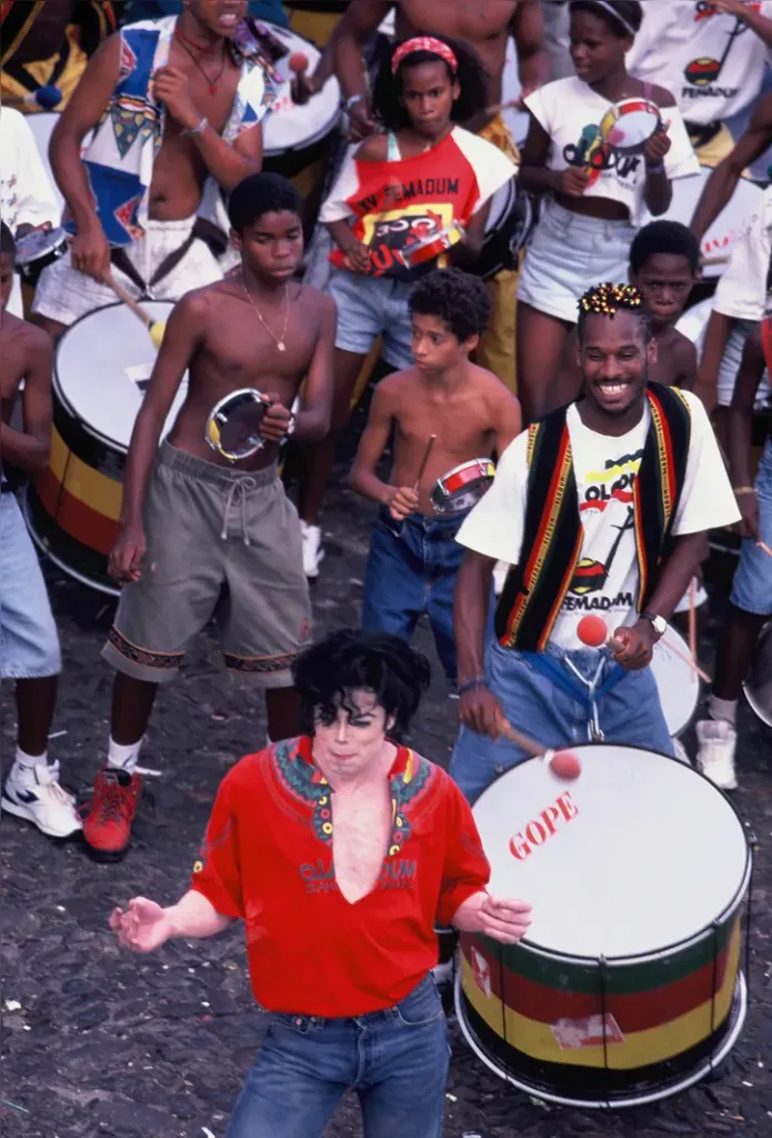 ha-30-anos-michael-jackson-eternizava-o-pelourinho0137926301202602101730-1-695x1024 Fotos inéditas revelam Michael Jackson durante gravação de They Don't Care About Us em Salvador