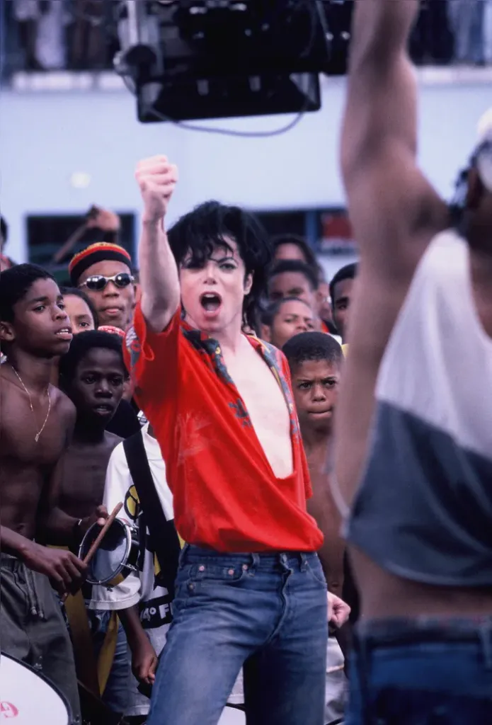 ha-30-anos-michael-jackson-eternizava-o-pelourinho0137926302202602101730-1-695x1024 Fotos inéditas revelam Michael Jackson durante gravação de They Don't Care About Us em Salvador