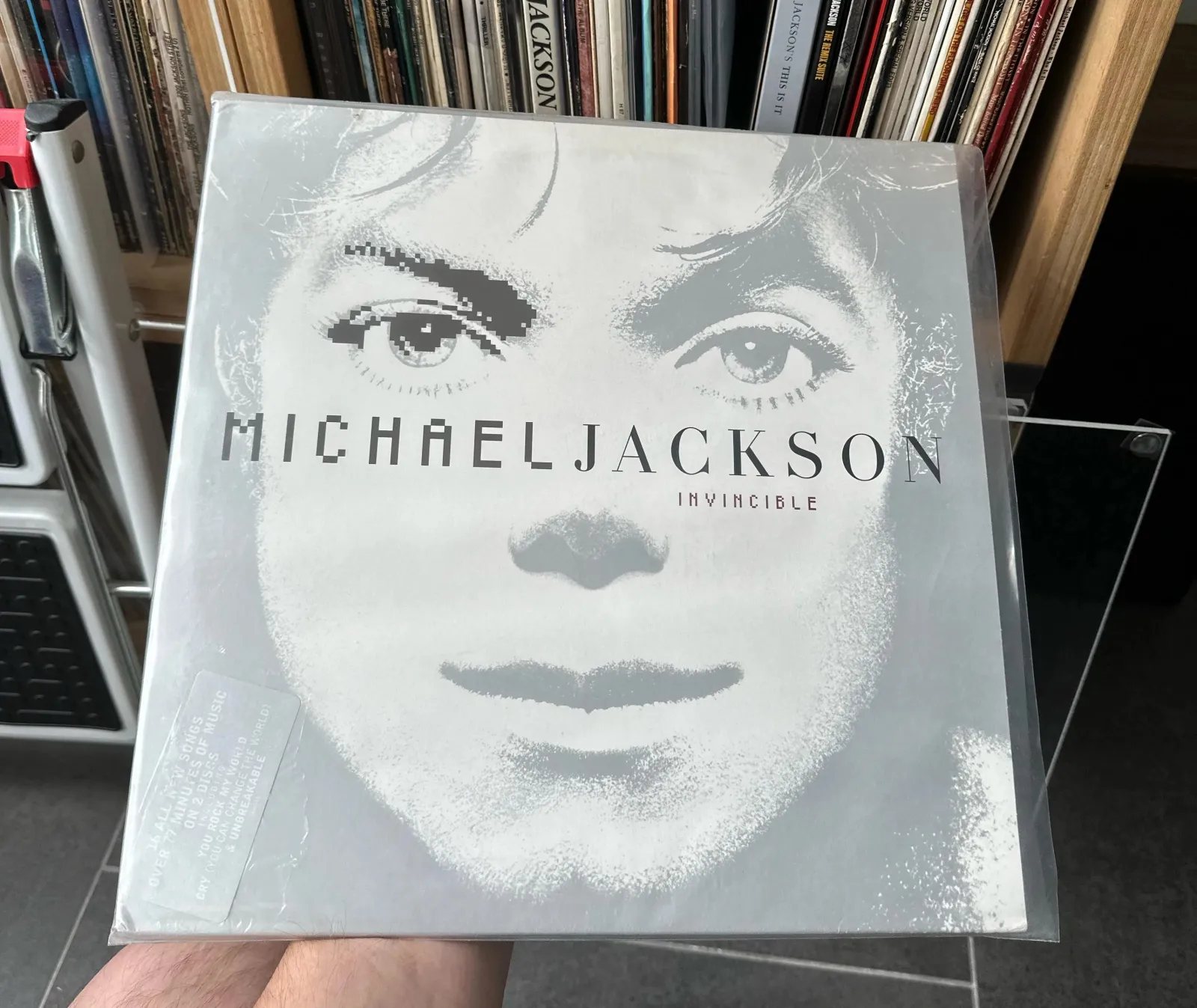 Invincible alcança sua melhor posição na parada de vinis do Reino Unido | mjbeats invincible vinyl its so rare v0 624z1q1r1m5h1 scaled